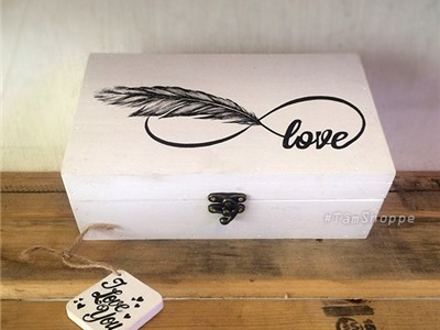 Hộp gỗ sơn trắng khách đặt để tỏ tình